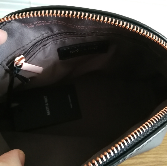 Matt and Nat dome black crossbody bag, in great condition - Picture 6 of 7